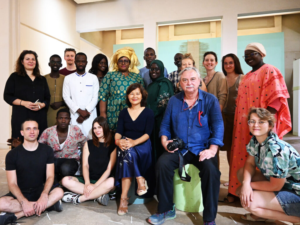 Photo de groupe de l'atelier-laboratoire au musée Théodore-Monod, Dakar